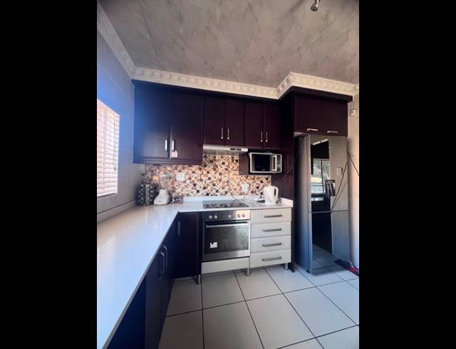 3 BEDROOM HOUSE FOR SALE IN BISLEY